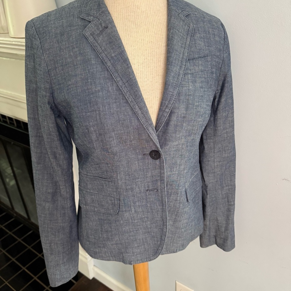 J.Crew Schoolboy style blazer in classic blue Chambray, 2 button close, Size 4 - Picture 4 of 14
